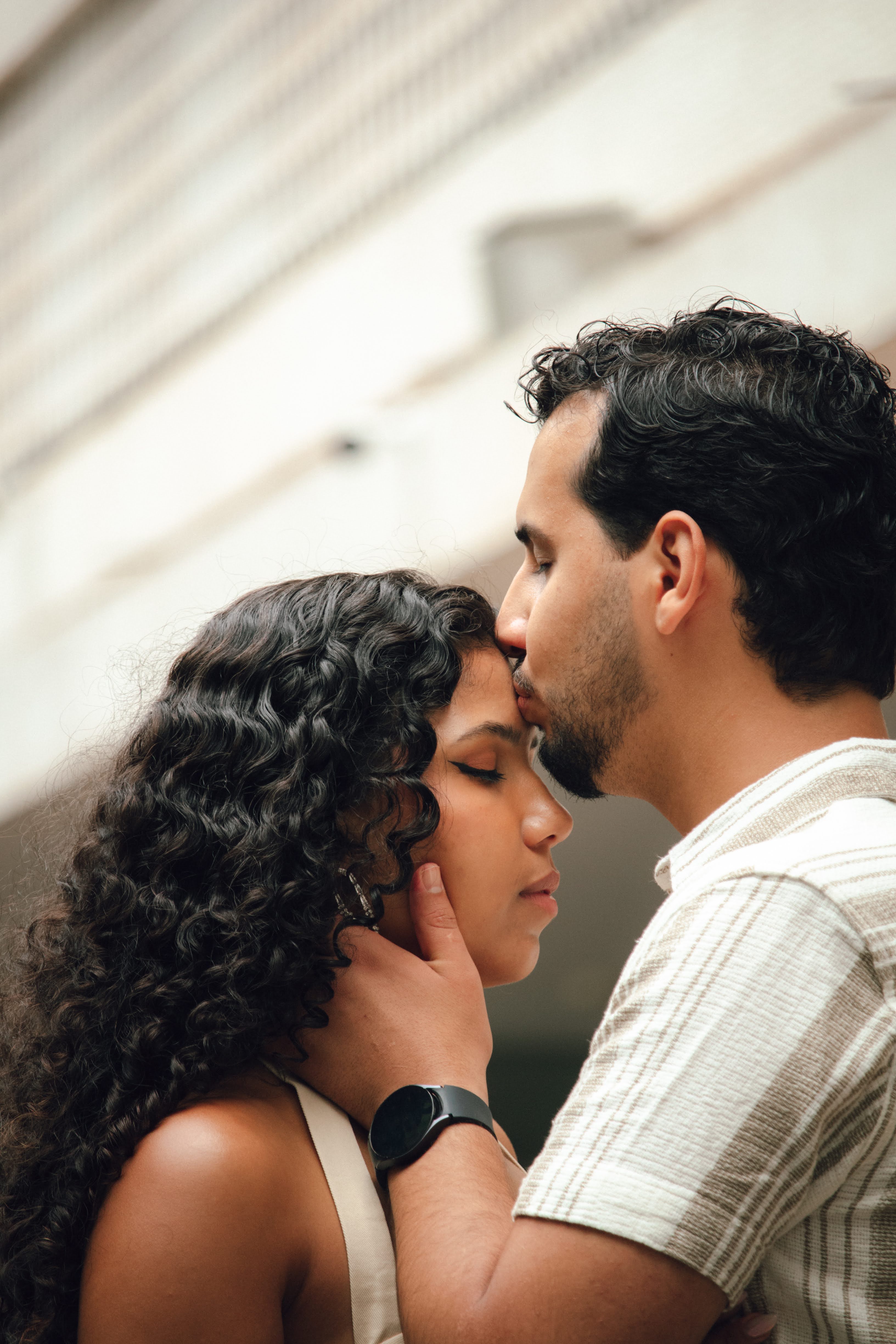 O casal olhando um para o outro com expressão apaixonada