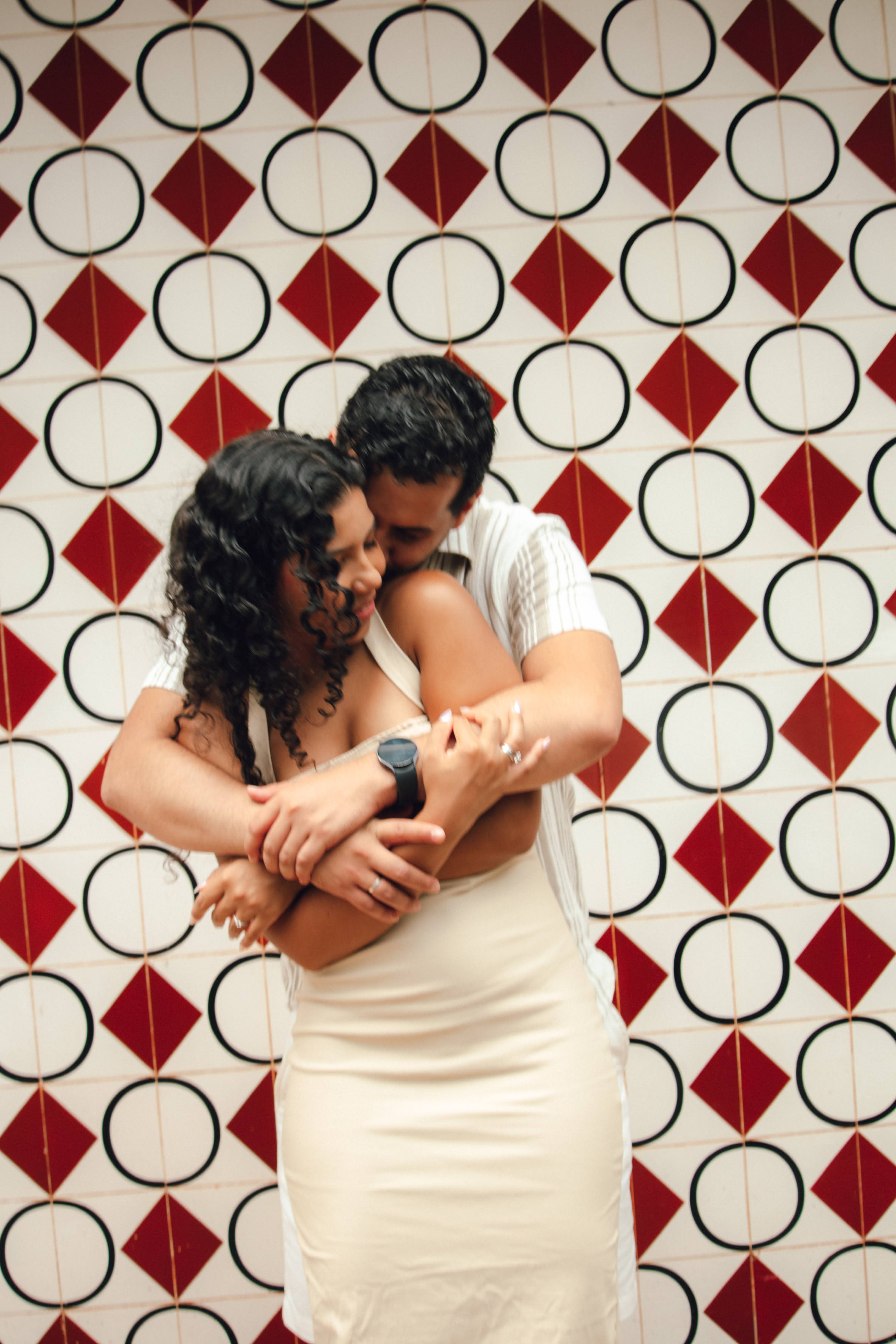 Emanuel e Melissa sorrindo juntos durante o ensaio fotográfico