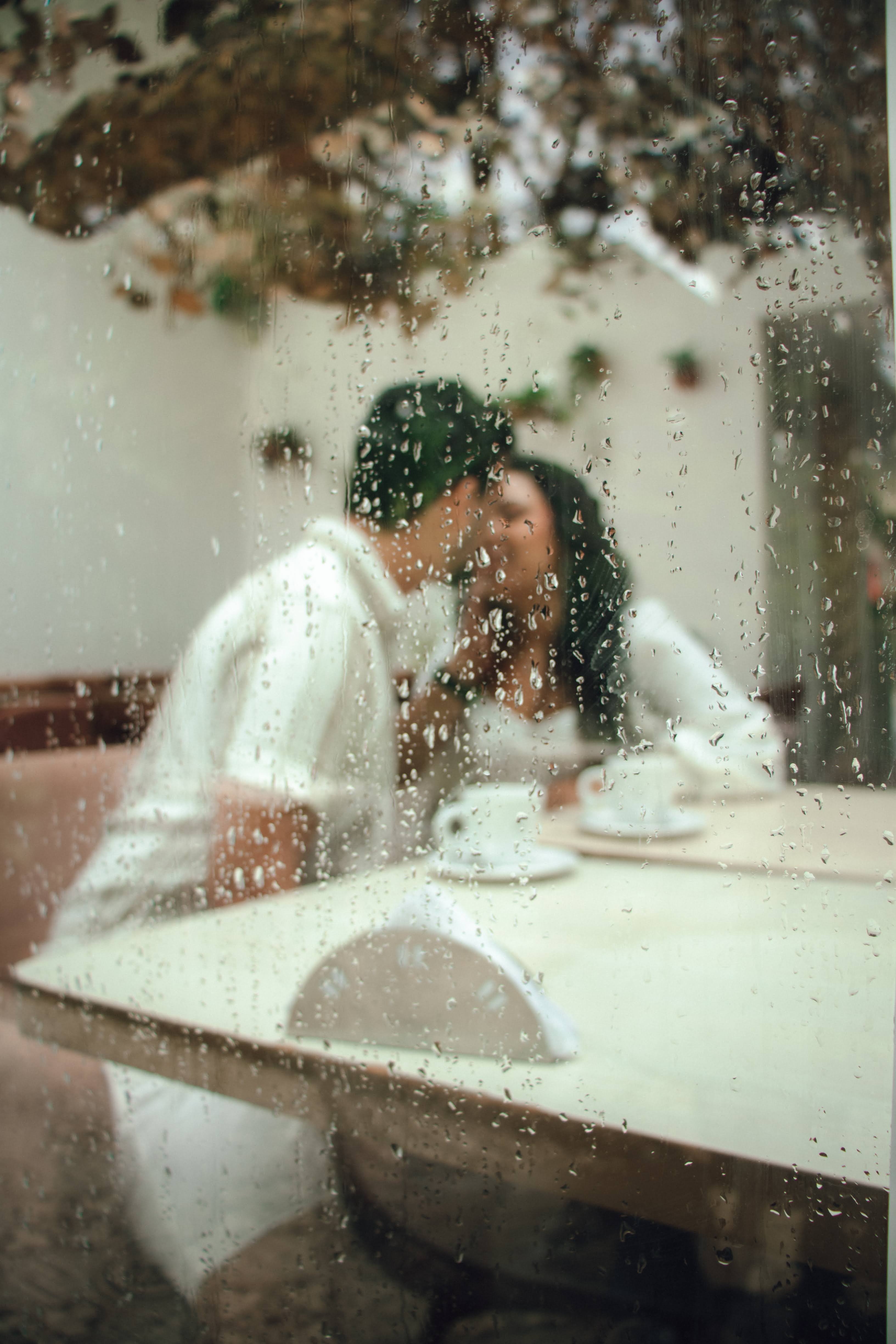 Beijo romântico do casal na chuva