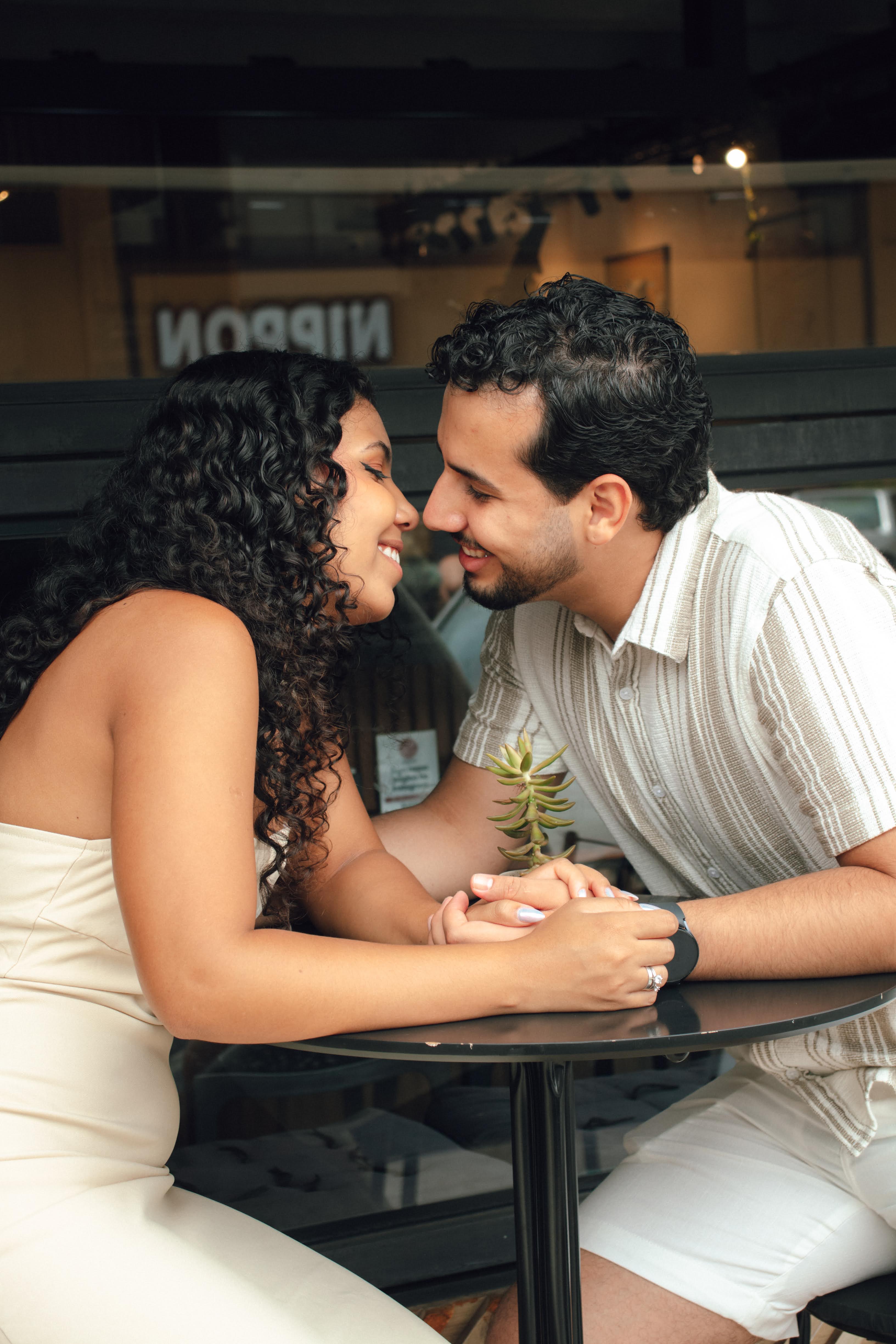 Momento descontraído do casal em cenário ao ar livre
